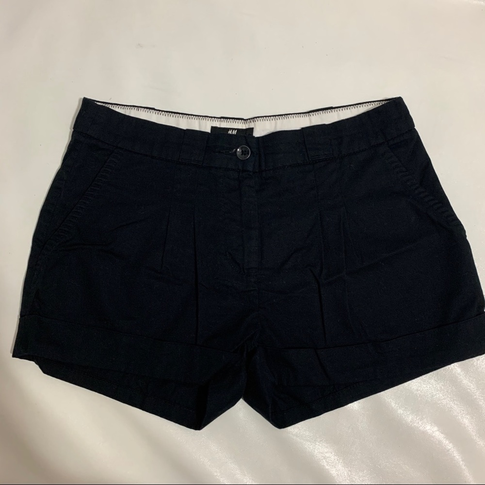 H&M pleated cuffed women’s shorts black size 4